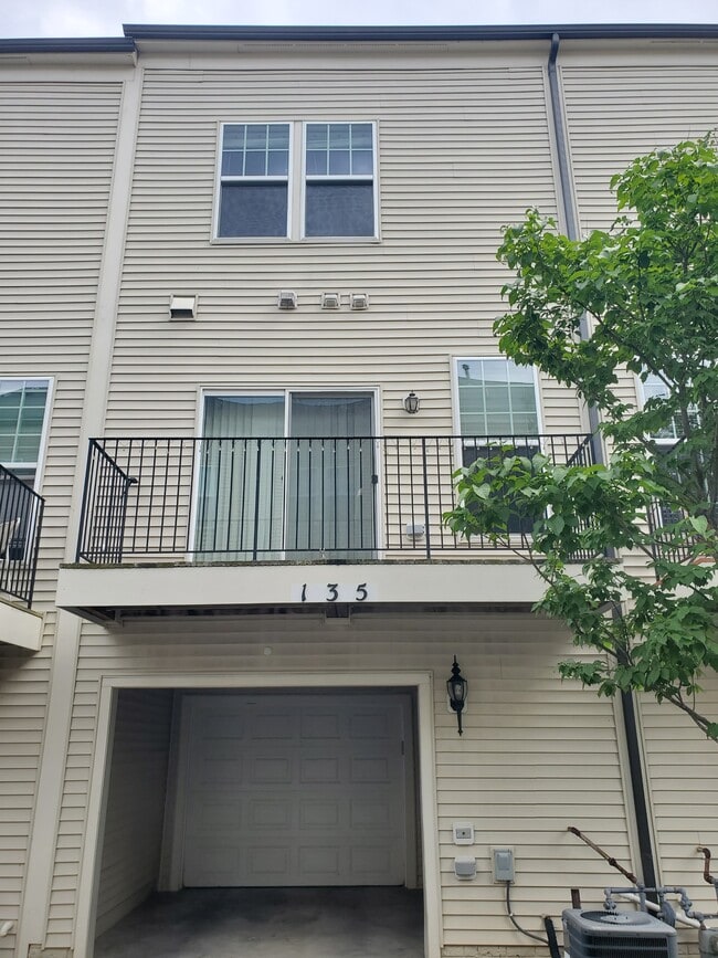 Building Photo - 135 Prado Ln