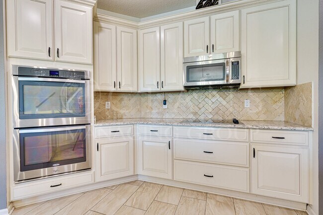 Building Photo - Spacious 4 Bedroom Home with Loft – Prime ...