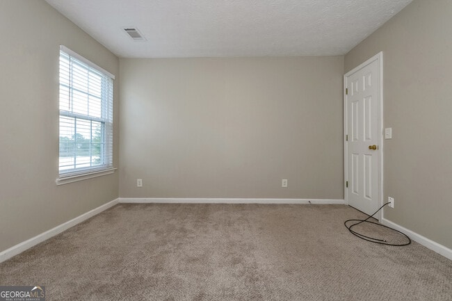 Building Photo - 815 Lakeside Cir