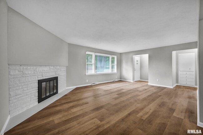 Building Photo - 1407 W Sunnyview Dr
