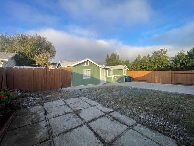 Building Photo - Tucked Away Antioch Home!