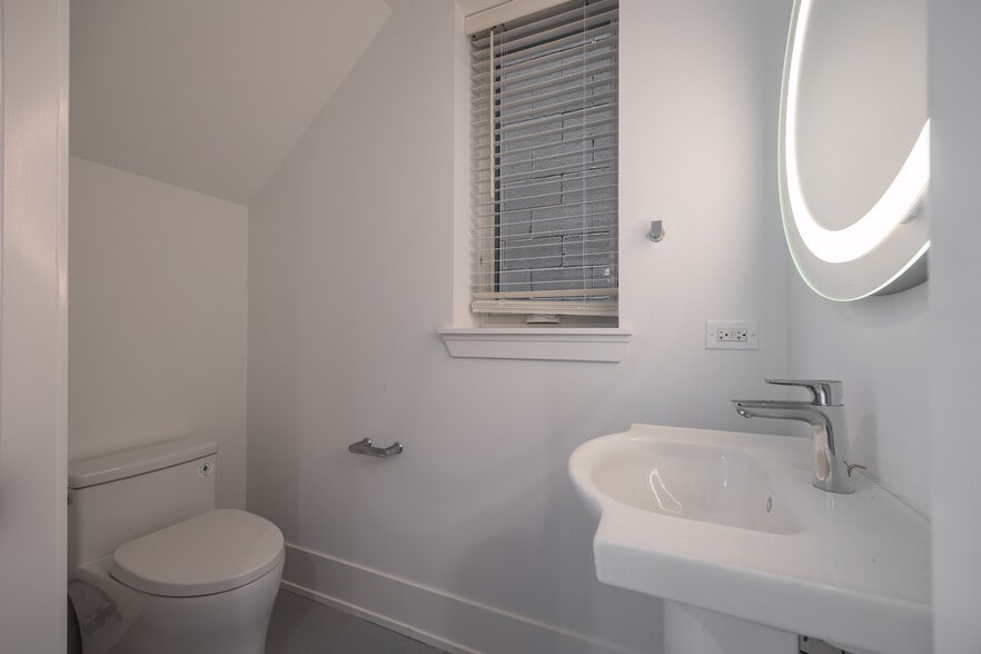 Building Photo - 1814 W Thomas St