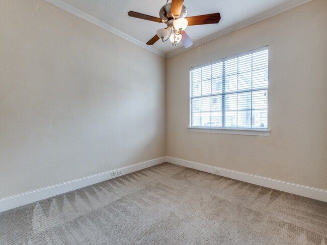 Building Photo - 3 bedroom 3 bath Duplex