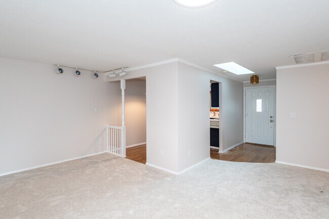 Building Photo - 6757 Summerdale Dr