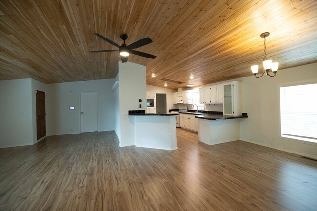 Building Photo - 2255 Fuller Ln