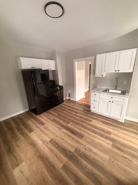 Building Photo - 23 Crown St