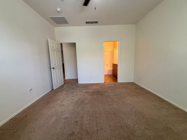 Building Photo - GUARD GATED 3 BED 2.5 BATH 2 CAR GARAGE TOWNHOUSE w/ 3 FLOORS