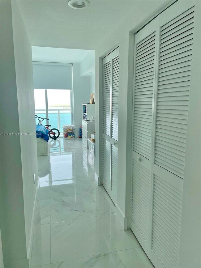 Building Photo - 950 Brickell Bay Dr