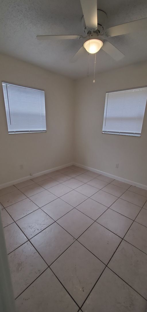 Building Photo - Three Bedroom with Bonus Room