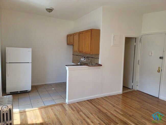 Building Photo - 681 Melrose Ave