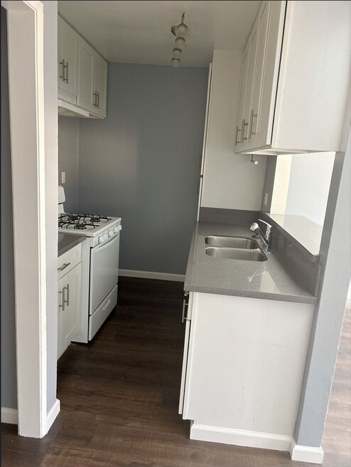 Building Photo - 15843 Saticoy St