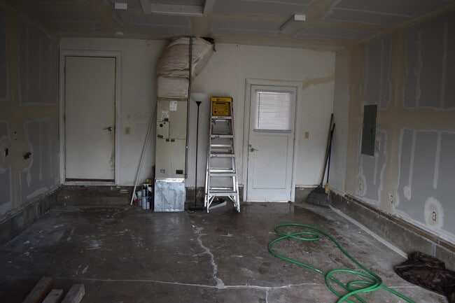 Building Photo - Modern home tucked away in the adorable little town of Brownsville.