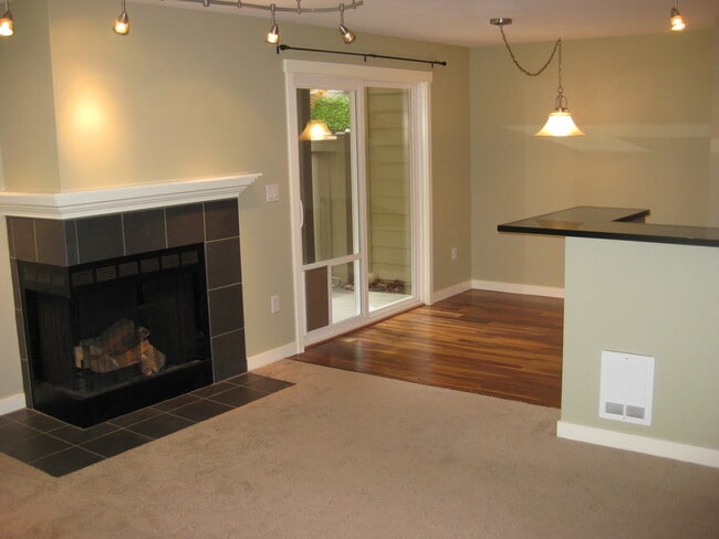 Building Photo - 2 Bedroom Kenmore Condo with Charming Details