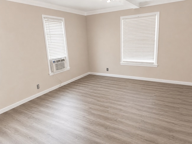 Building Photo - Adorable 2-Bedroom Gem: Fresh Floors & New Appliances!