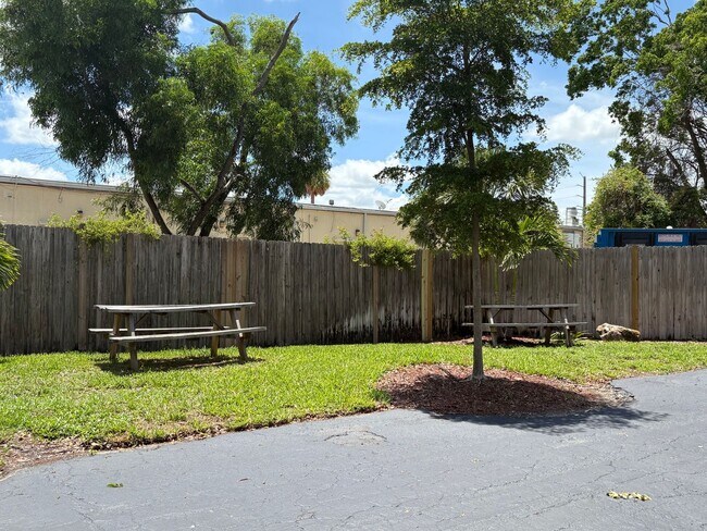 Building Photo - **Coming Soon** 1/1 Condo for Rent in Fort Myers