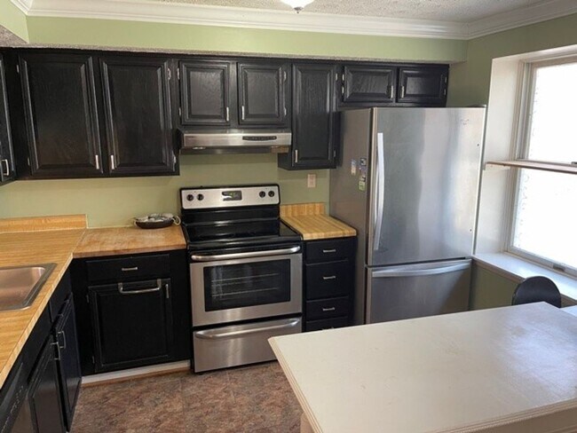 Building Photo - Well maintained 2 BR 2 BA 3 level townhome...