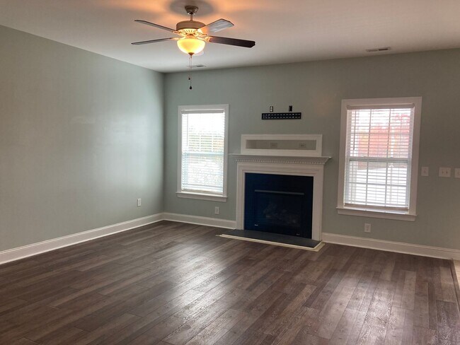 Building Photo - Immaculate 5 Bedrooms, 3.5 Bath Home Located Minutes from Shopping- Easy Commute to Sanford, Ft. ...