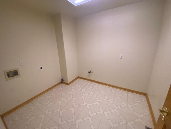 Building Photo - Large Home in Piney Creek