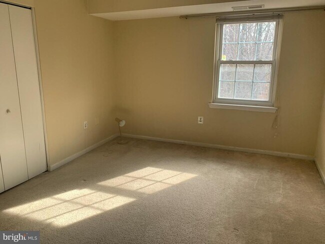 Building Photo - 884 College Pkwy