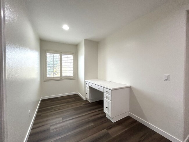 Building Photo - AVAILABLE NOW!! Fully Furnished 5 Bedroom 2.5 Bathroom Two Story Home in Beaumont!!