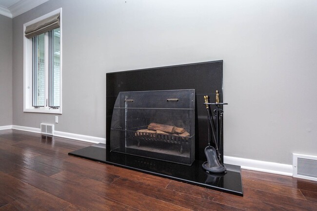 Building Photo - SOPHISTICATED COMFORT in HISTORIC FRANKLIN