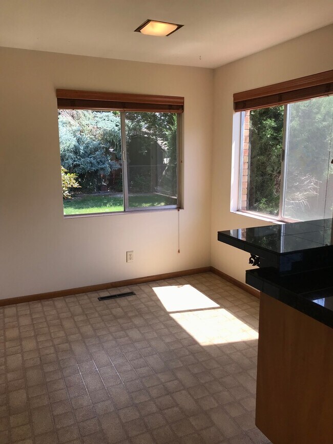 Building Photo - 3824 W Greenbrier Dr