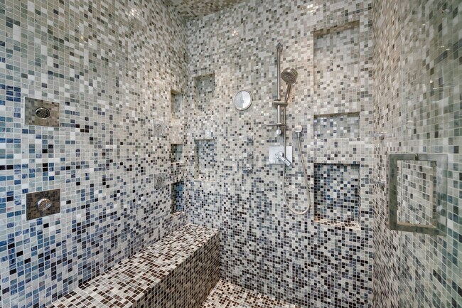 Building Photo - 1715 NE 40th St