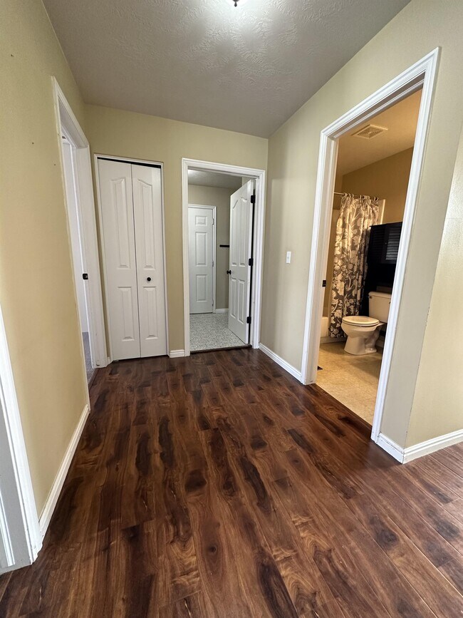 Building Photo - 113 Manilla Dr