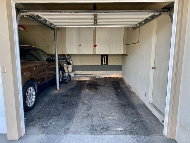 Building Photo - Unbeatable Location! Bright 1 Bed, 1 Bath ...