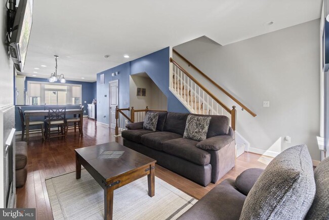 Building Photo - 2509 S Kenmore Ct