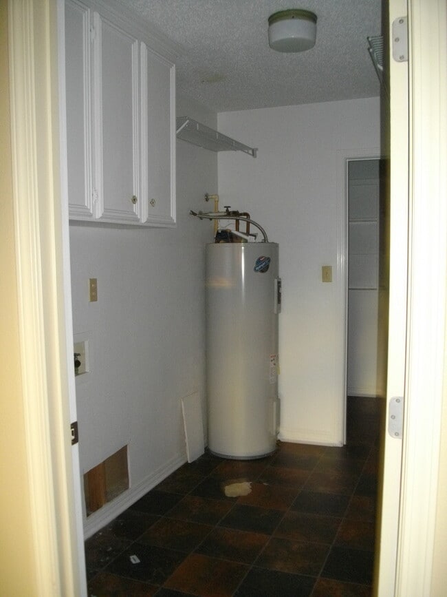 Building Photo - Large Townhouse One Block off Youree Drive and Southfield Road