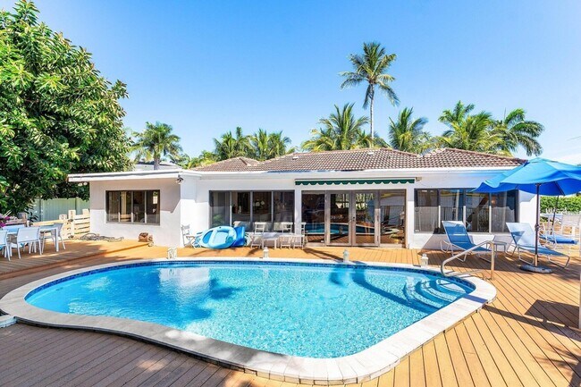 Building Photo - 25 NW 24th Ct