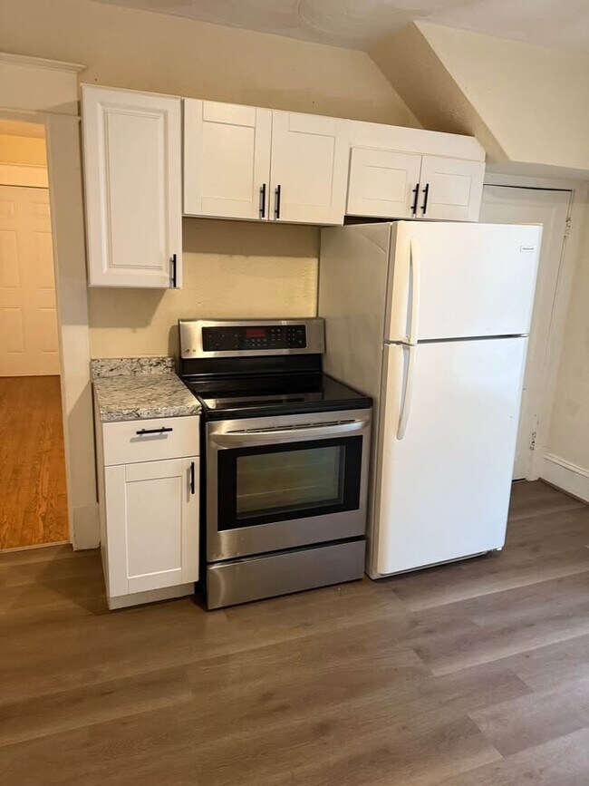 Building Photo - 668 Montrose Ave SE