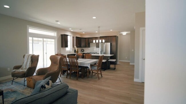 Building Photo - 812 Parkside Ln