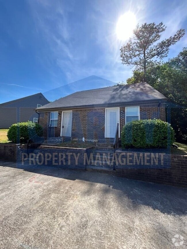Building Photo - Centrally located two bedroom duplex!
