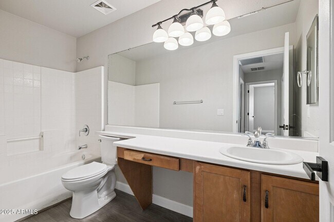 Building Photo - 5409 S 10th Ave