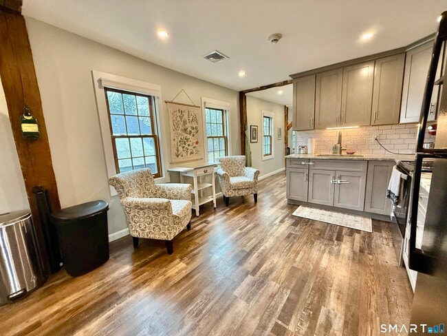 Building Photo - 4 Main St S