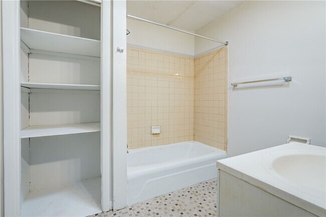 Building Photo - 404 Main St