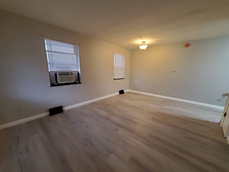 Living Room - 706 N Broadway St