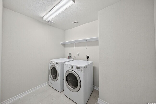 Building Photo - Open Floor Plan 4 Bed/2.5 Bath Home in Alamo Ranch