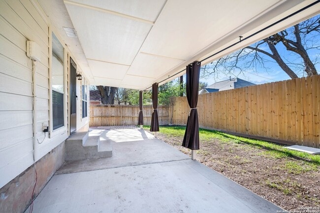 Building Photo - 963 River Rock