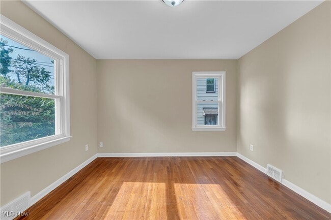 Building Photo - 5037 Greenhurst Dr