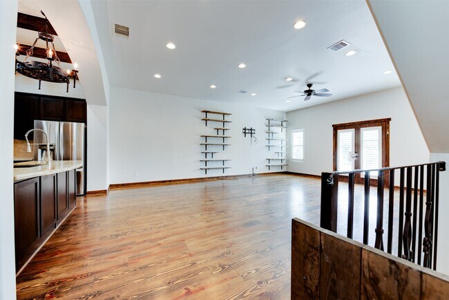 Building Photo - 905 W 22nd St