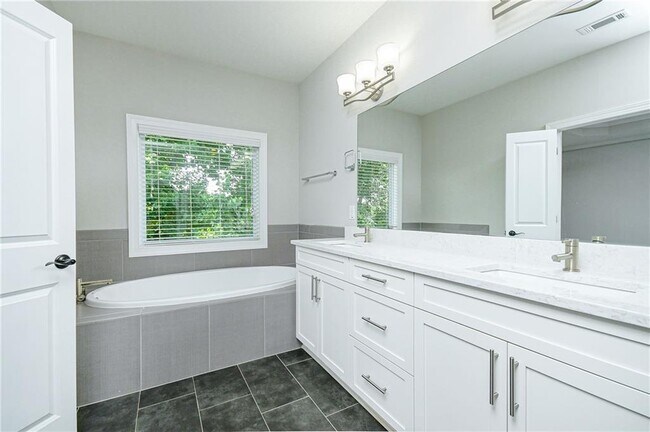 Building Photo - 1299 Linden Ct