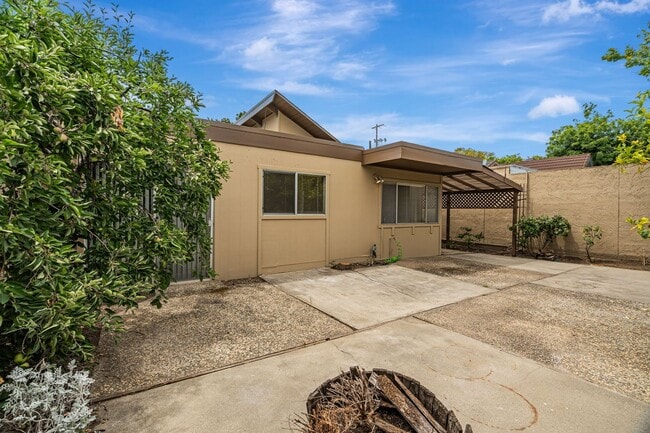Building Photo - 2 Bedroom, 2 Bath Home with Bonus Room
