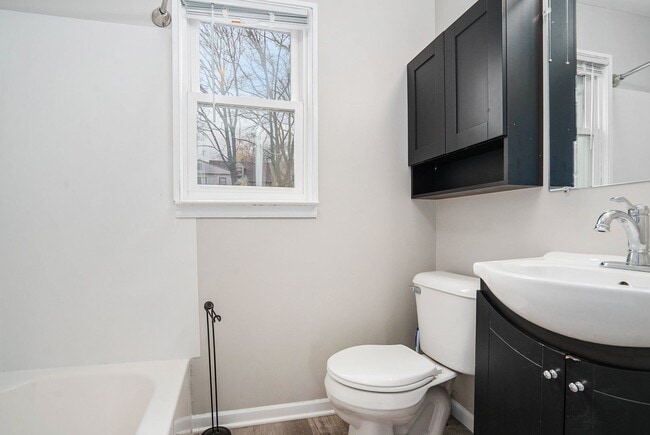 Building Photo - New Remodeled 3bed 1 bath home in Kalamazoo! Ask about our Deposit Free Leasing!!