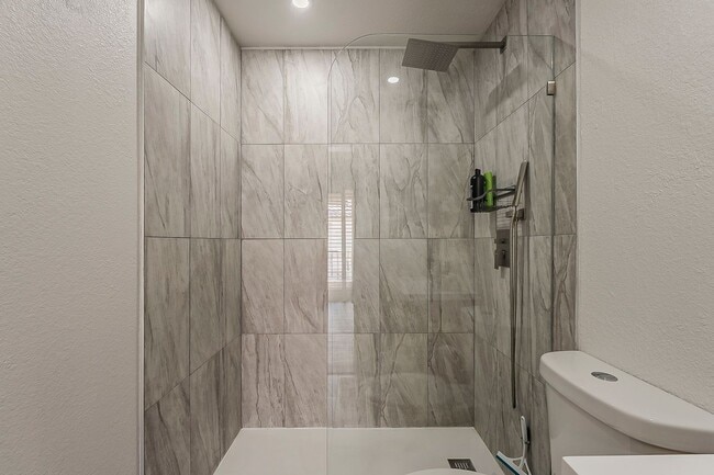 Building Photo - Fully Remodeled 2-Bedroom Condo at the Sco...