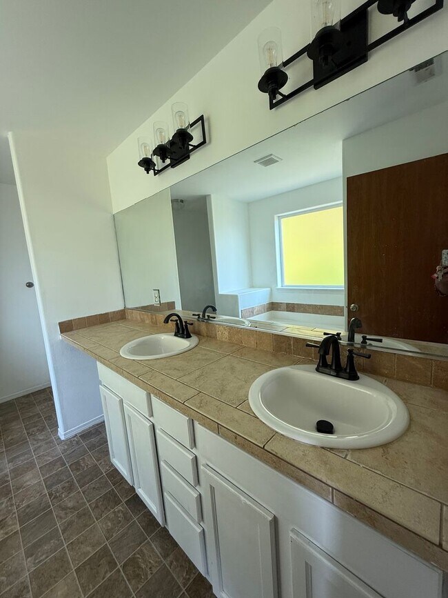 Building Photo - 5 bedroom spanaway home!
