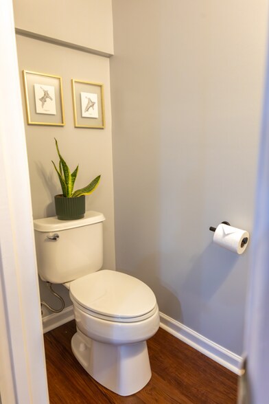 Building Photo - 573 Tayrn Dr