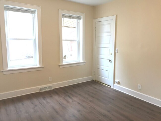 Interior Photo - 421-425 Washington
